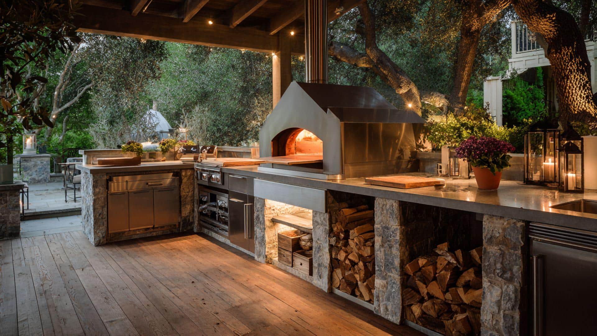 Outdoor Kitchen with Pizza Oven
